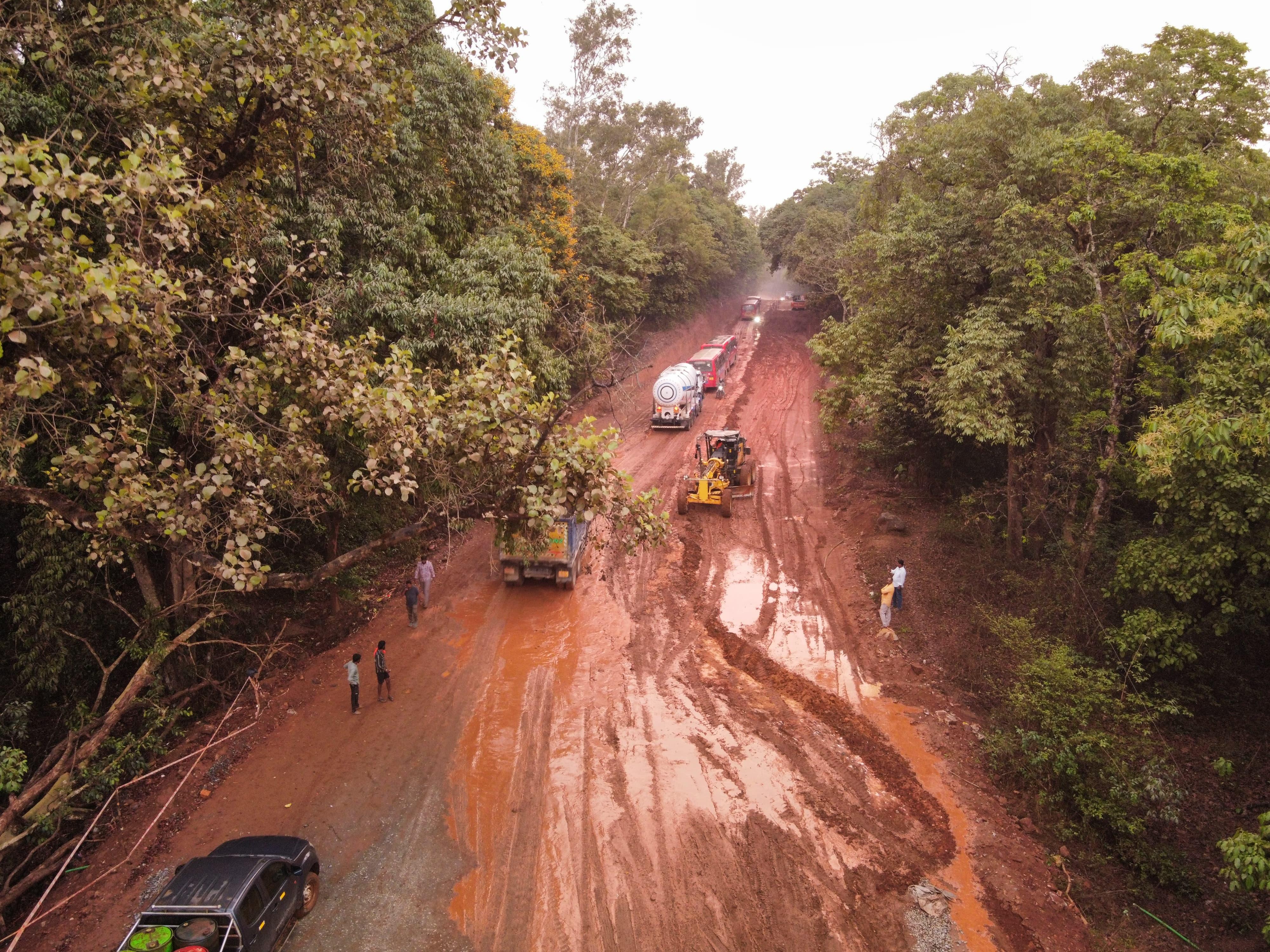 Sirsi–Haveri highway turns slushy after unseasonal rains; commuters face ordeal