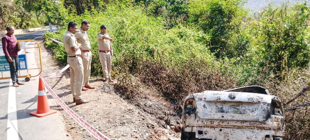 Uttara Kannada SP visits Yellapur to oversee car fire investigation