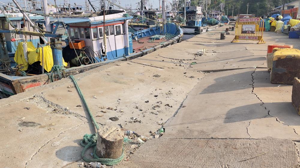 Bhatkal: Bunder’s jetty partially collapses; Police restrict vehicular movement, Fishermen raise alarm