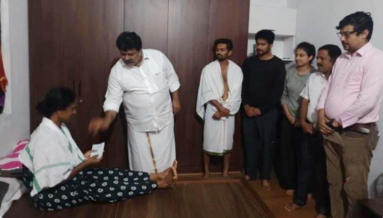 Minister hands over ₹10 lakh compensation to deceased fisherman’s family in Bhatkal