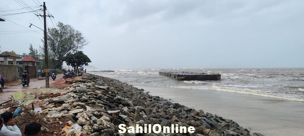 Cargo barge washes ashore on Jali beach in Bhatkal