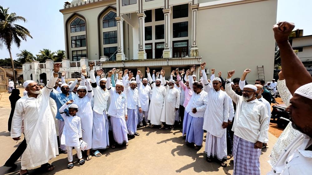 Bhatkal Muslims protest against Waqf Bill, Wear black armbands during Friday prayers