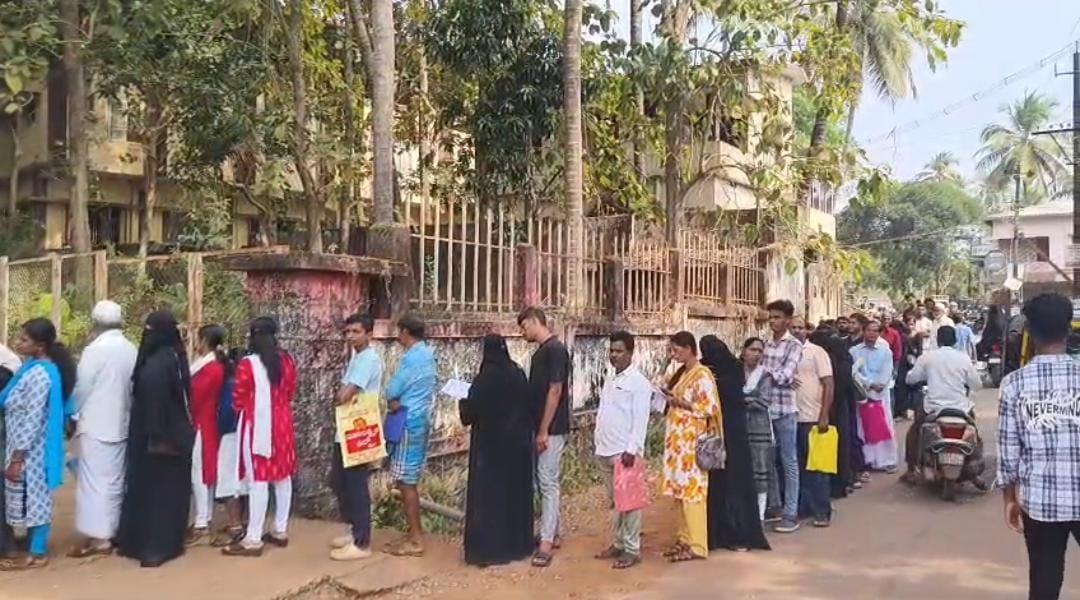 Aadhaar corrections cause public hardship in Bhatkal; Long queues outside post office