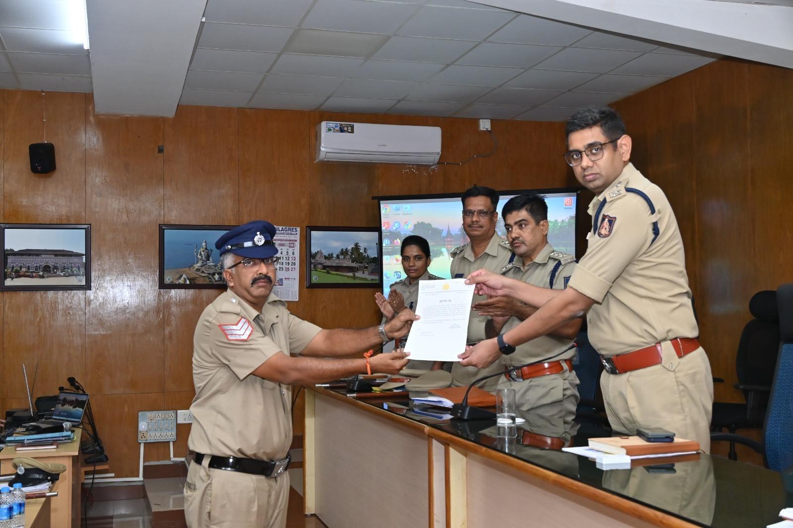 Police personnel from Bhatkal honoured for outstanding warrant execution