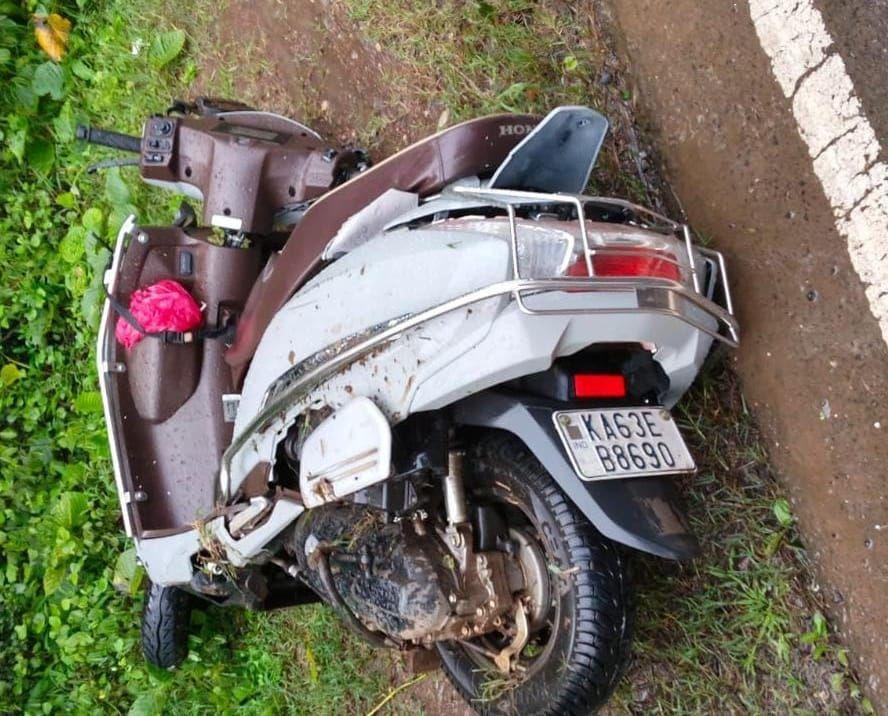 Two youths killed after scooter crashes into KSRTC bus on NH-52 near Yellapur