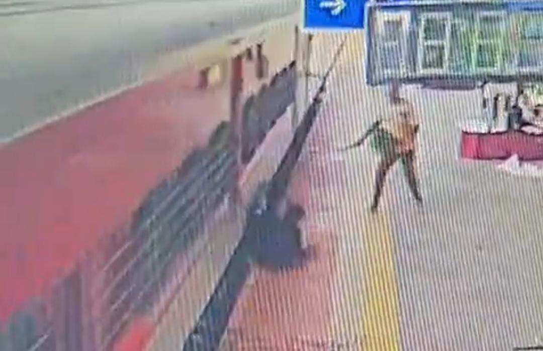 Bhatkal: Pointsman saves passenger from moving train, gets ₹10,000 award
