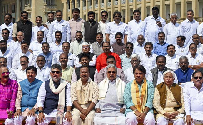 Karnataka MLAs’ group photo sparks buzz over leadership change, cabinet reshuffle