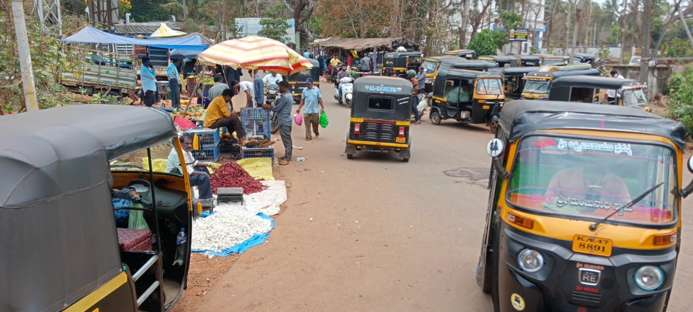 Bhatkal's Sunday market chaos: Calls for immediate action as traders and traffic clash