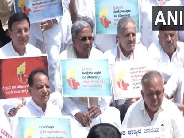 Karnataka: Cong leaders protest against Centre over non-release of relief funds ahead of Amit Shah's visit