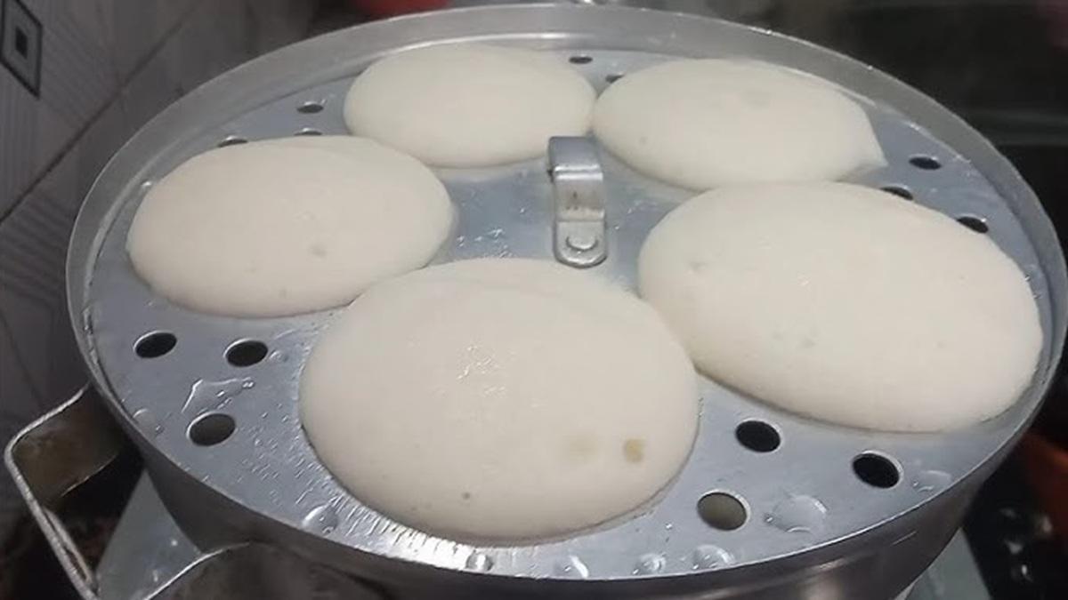 Karnataka Bans Plastic in Idli Preparation Amid Health Concerns