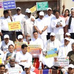 K'taka CM holds dharna protesting Centre's 'injustice' over drought funds